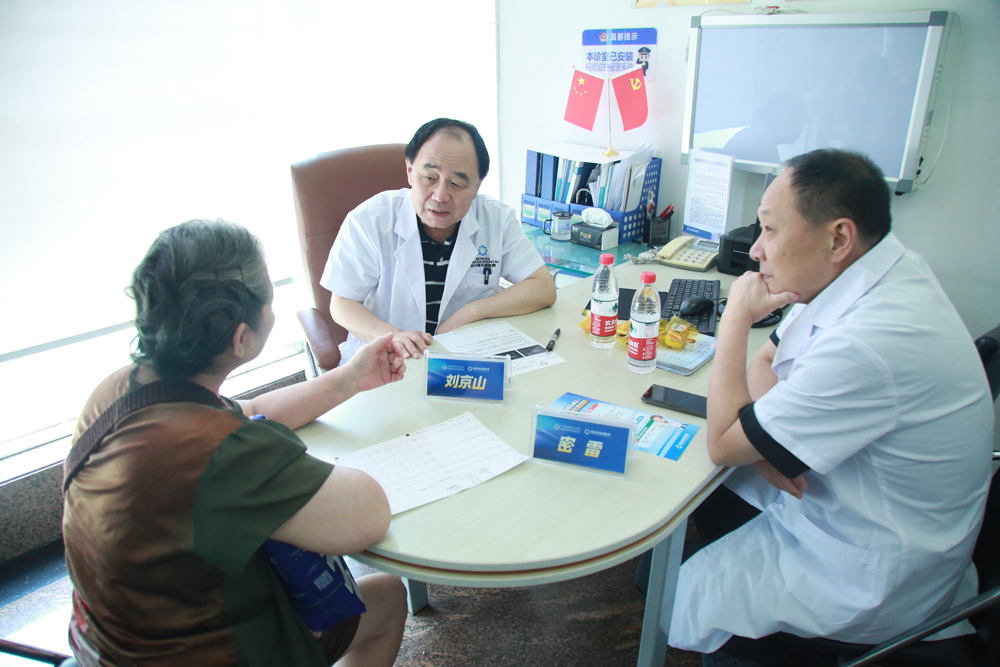 保胆实战培训、查房会诊、保胆座谈、亲诊手术……北京国家级保胆专家刘京山教授来了!(图8) 保胆实战培训、查房会诊、保胆座谈、亲诊手术……北京国家级保胆专家刘京山教授来了!(图8)