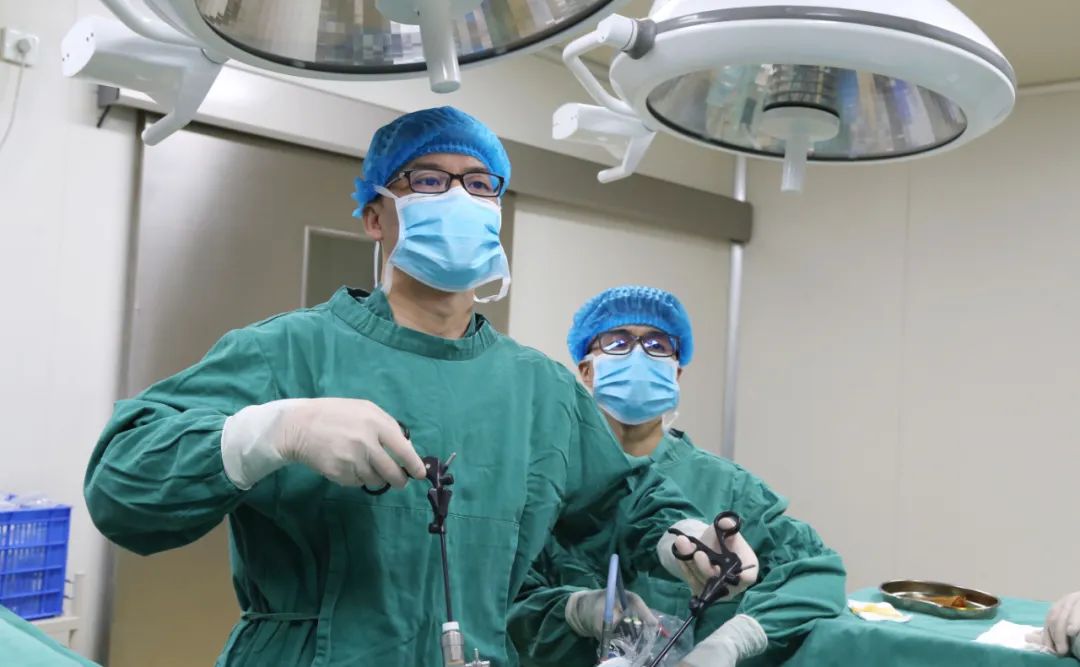 特殊的“保胆马拉松”，患者致谢：锦旗送给最信赖的团队(图2)