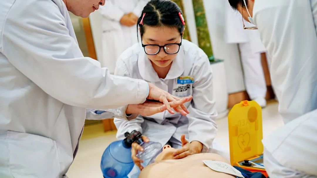 筑牢防线 守护生命：四川结石病医院开展心肺复苏+紧急输血应急演练(图1)