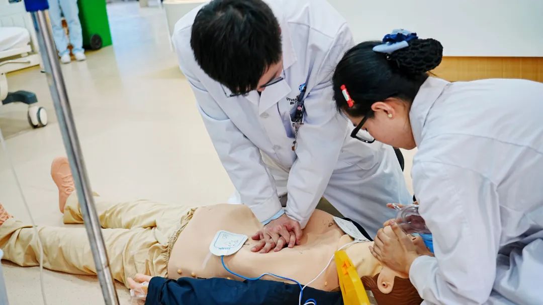 筑牢防线 守护生命：四川结石病医院开展心肺复苏+紧急输血应急演练(图2)