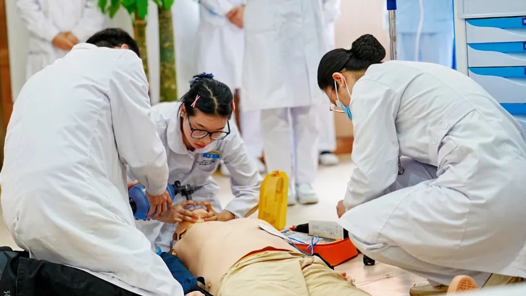 筑牢防线 守护生命：四川结石病医院开展心肺复苏+紧急输血应急演练(图3)