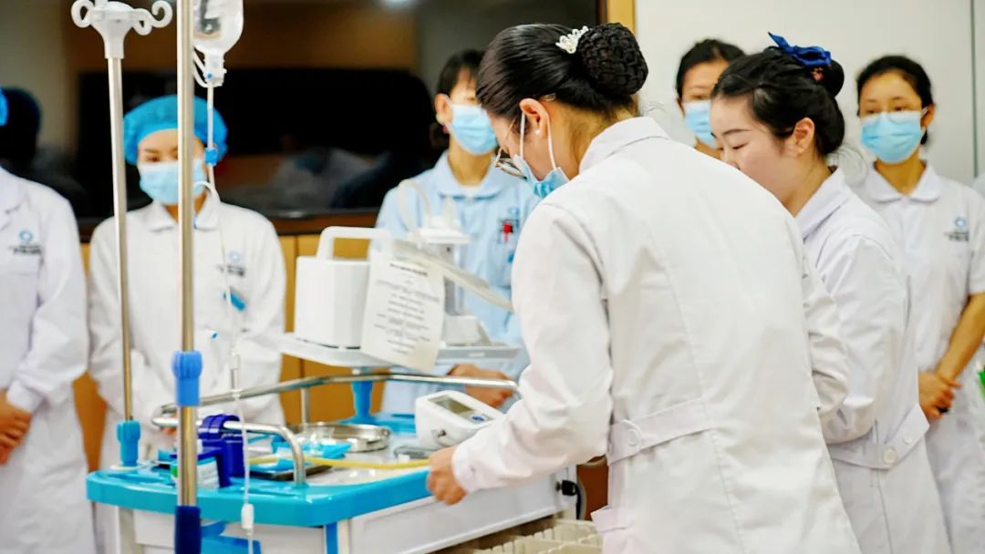 筑牢防线 守护生命：四川结石病医院开展心肺复苏+紧急输血应急演练(图4)