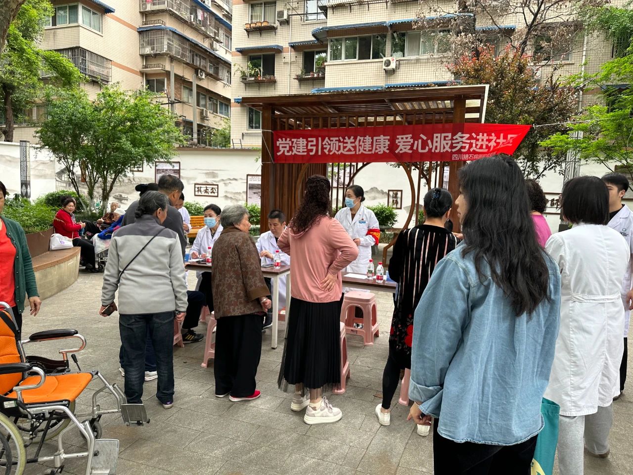 红色温度 党建领航：四川结石病医院党支部联合荷花池街道北站社区开展义诊义检活动(图1)