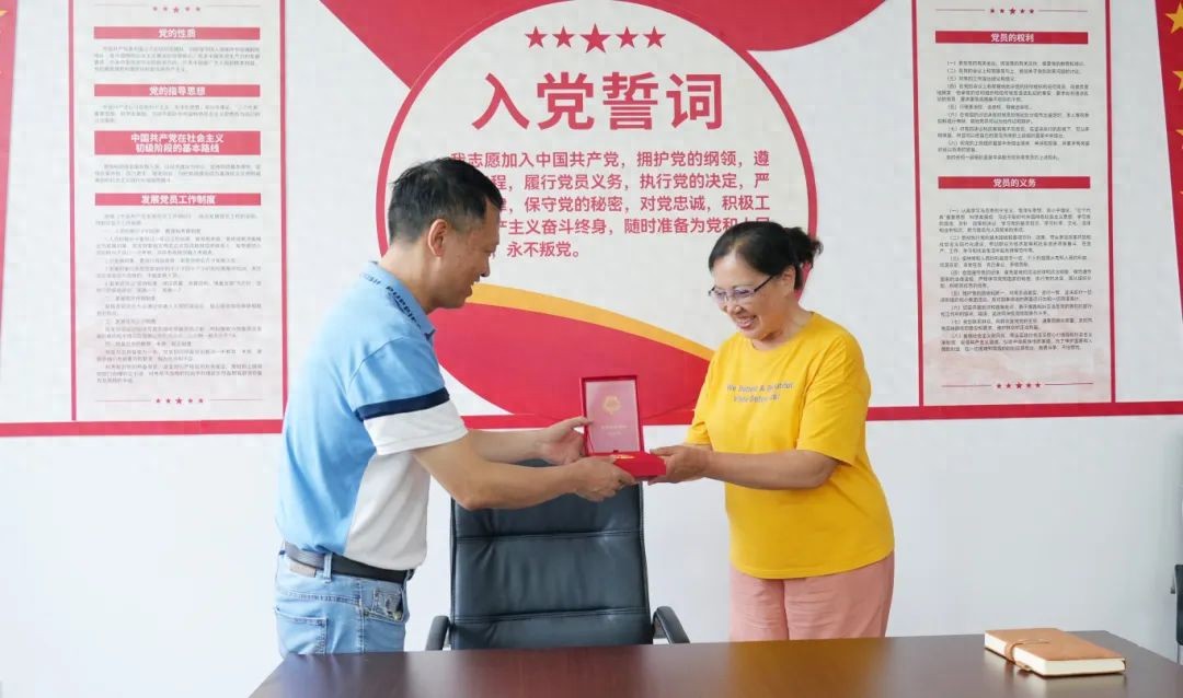 光荣在党50年！成都市街道党工委为四川结石病医院老党员授章(图1)