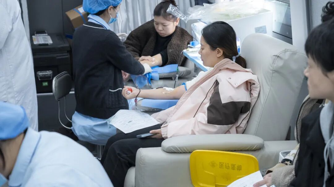当“天使白”献上“热血红”:我院积极响应卫健局无偿献血活动(图5) 当“天使白”献上“热血红”:我院积极响应卫健局无偿献血活动(图5)