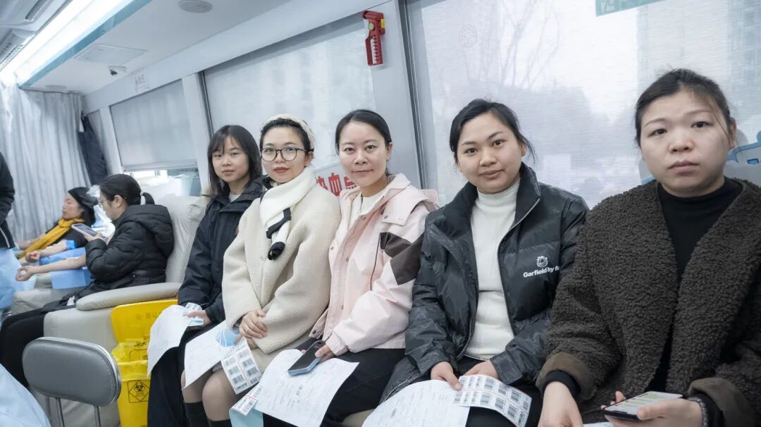 当“天使白”献上“热血红”:我院积极响应卫健局无偿献血活动(图7) 当“天使白”献上“热血红”:我院积极响应卫健局无偿献血活动(图7)