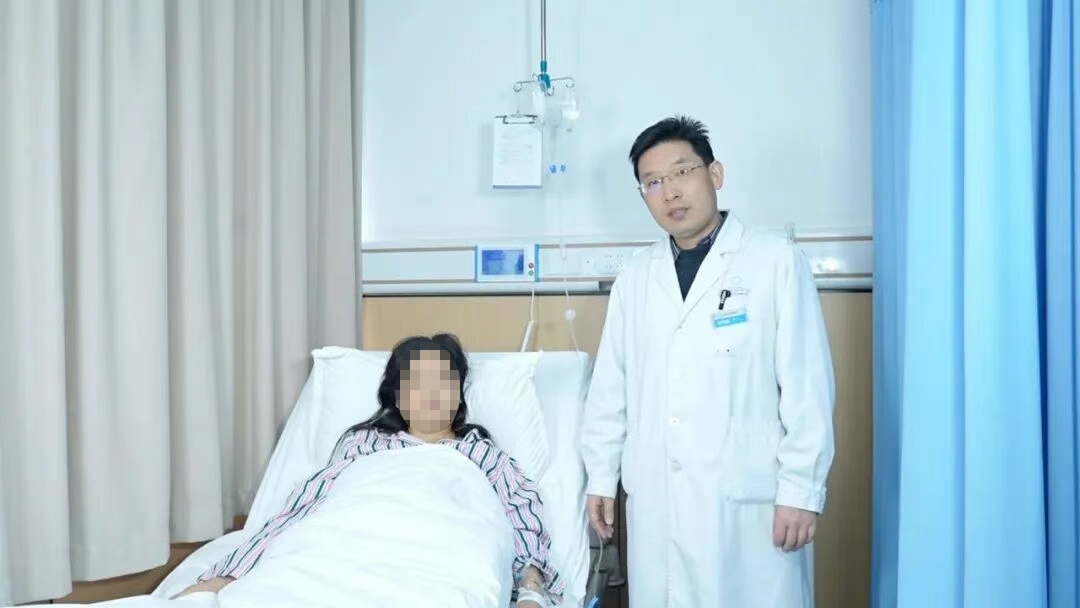 腹部不适不重视，一顿腊肉香肠把她送进医院【四川胆结石专科医院】(图1)