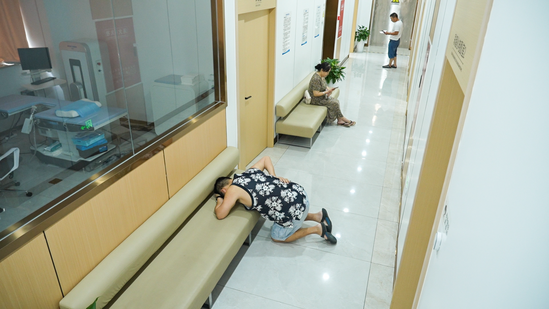 【媒体报道】一米八壮汉痛倒进急诊！这种病夏季高发，六成患者喝水少(图2)